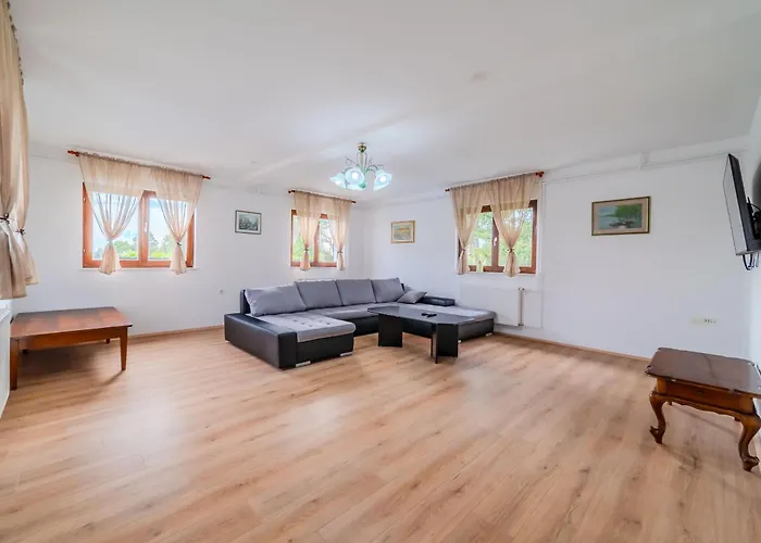 Green Oasis Estate With Private Pool And Backyard Near Zagreb