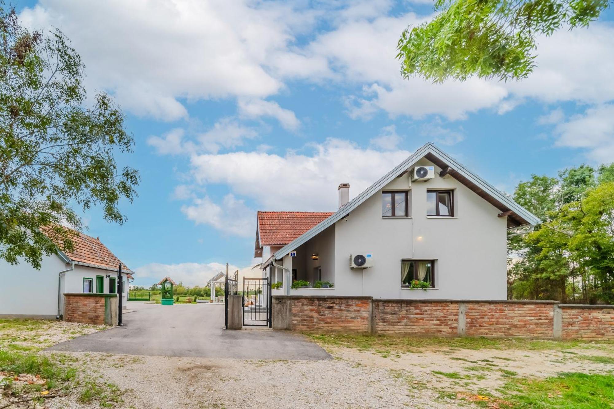 Oasis Estate With Private Pool And Backyard Near Zagreb * Velika Gorica