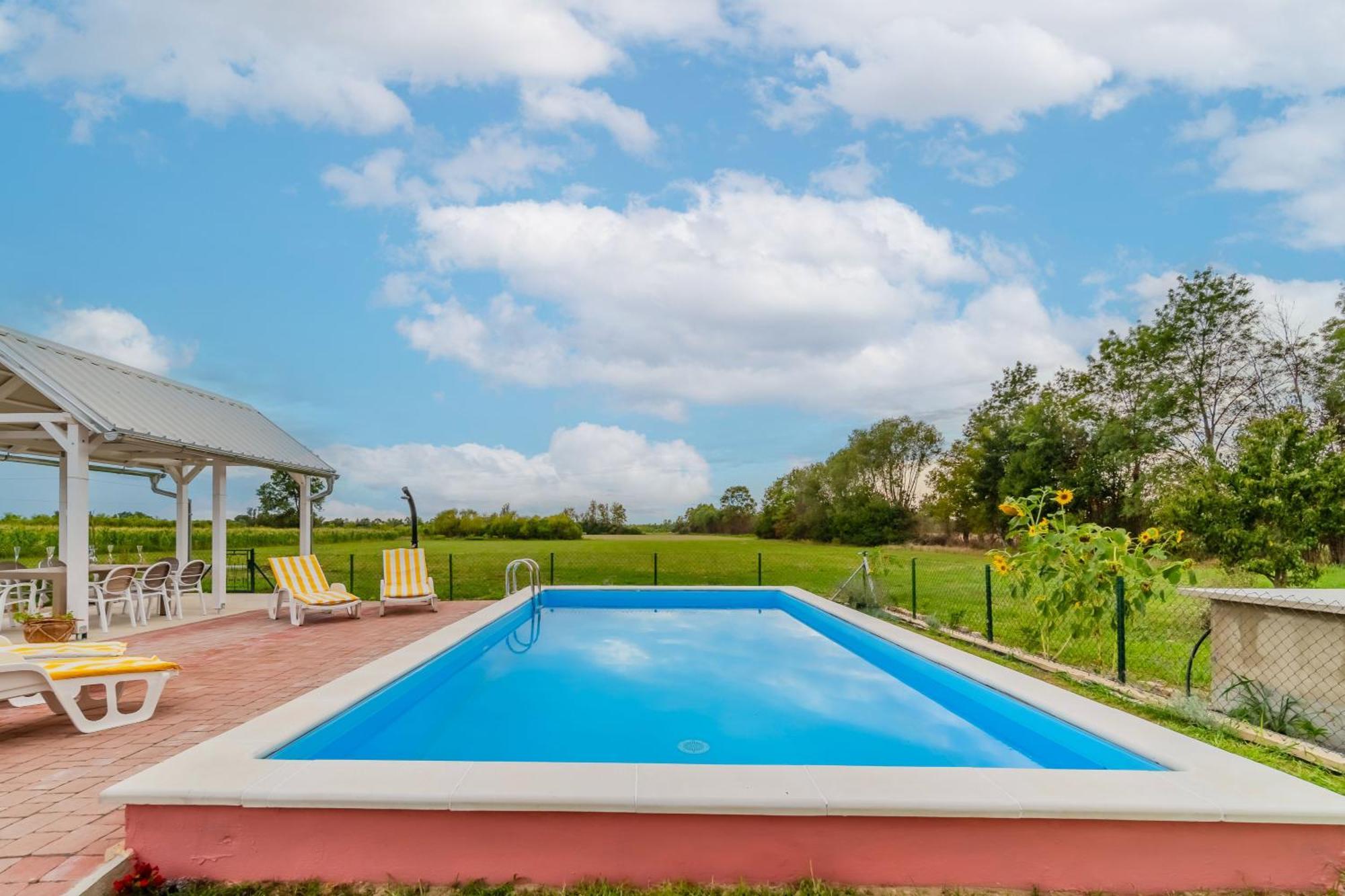 Oasis Estate With Private Pool And Backyard Near Zagreb *