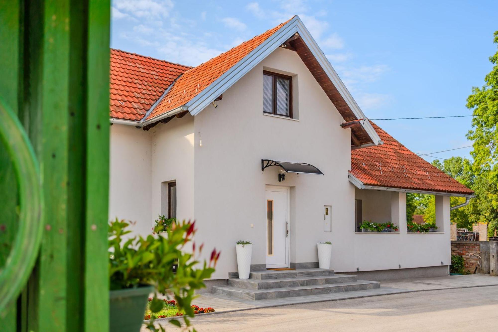 Oasis Estate With Private Pool And Backyard Near Zagreb