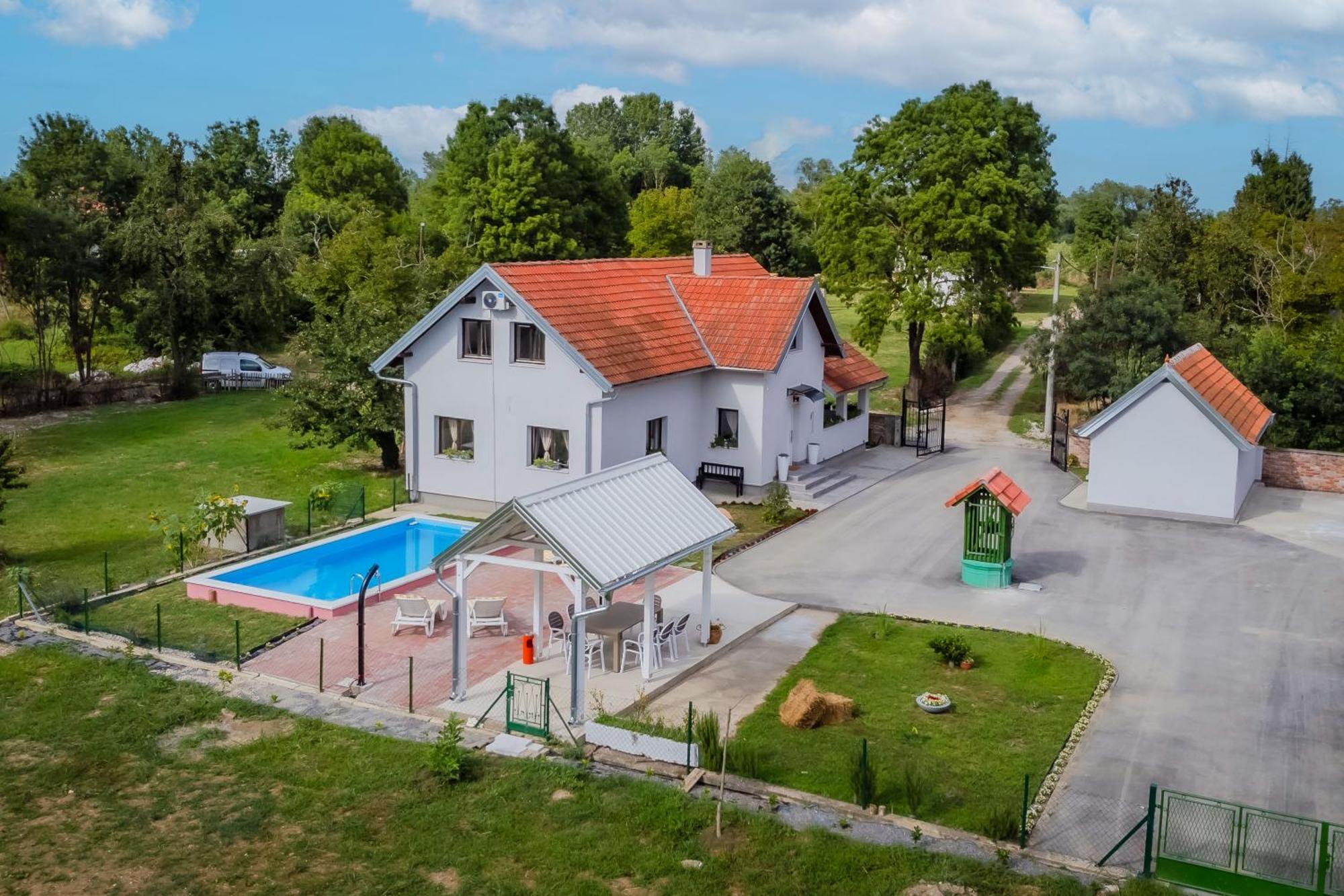 Oasis Estate With Private Pool And Backyard Near Zagreb *