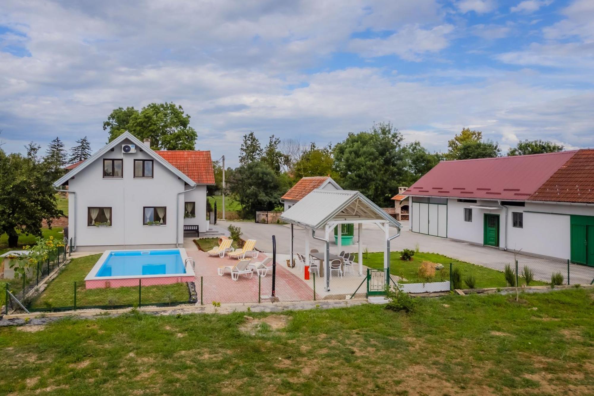 Oasis Estate With Private Pool And Backyard Near Zagreb