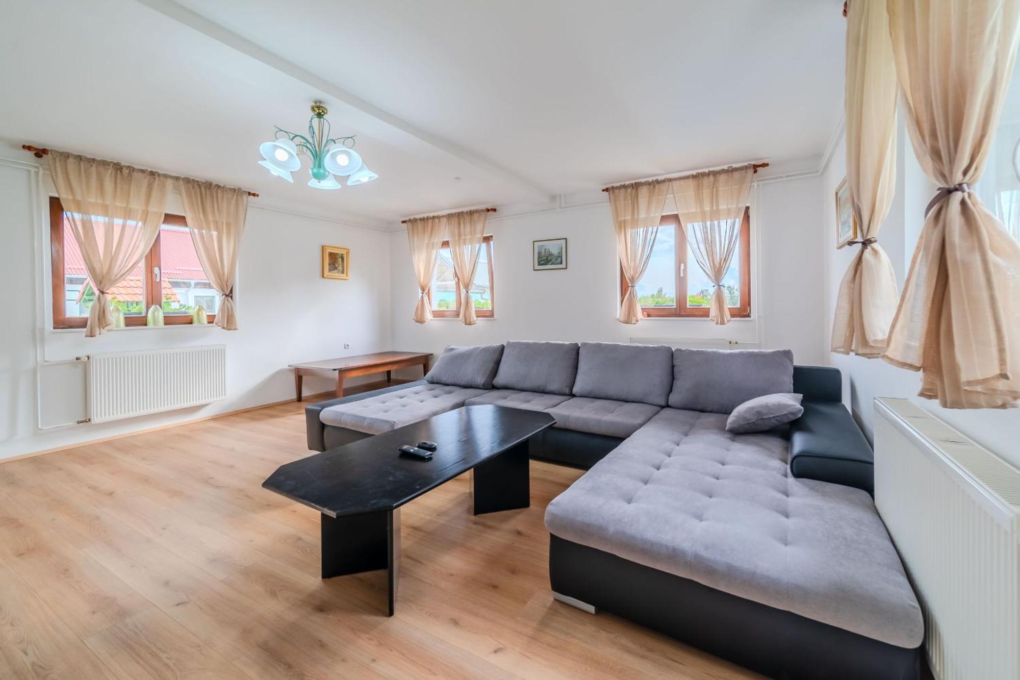 Oasis Estate With Private Pool And Backyard Near Zagreb *