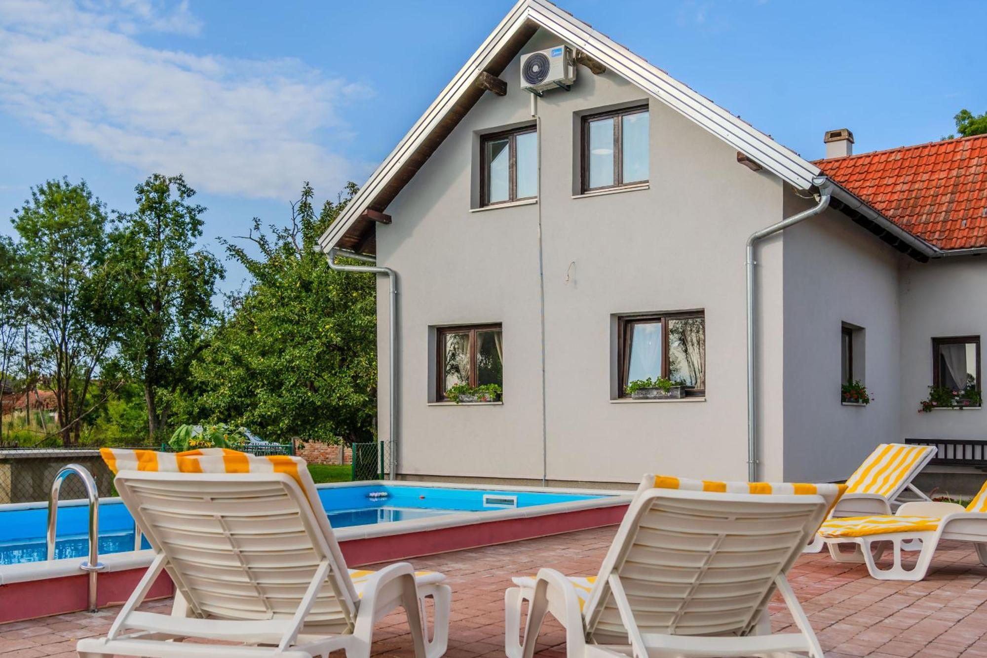 Oasis Estate With Private Pool And Backyard Near Zagreb