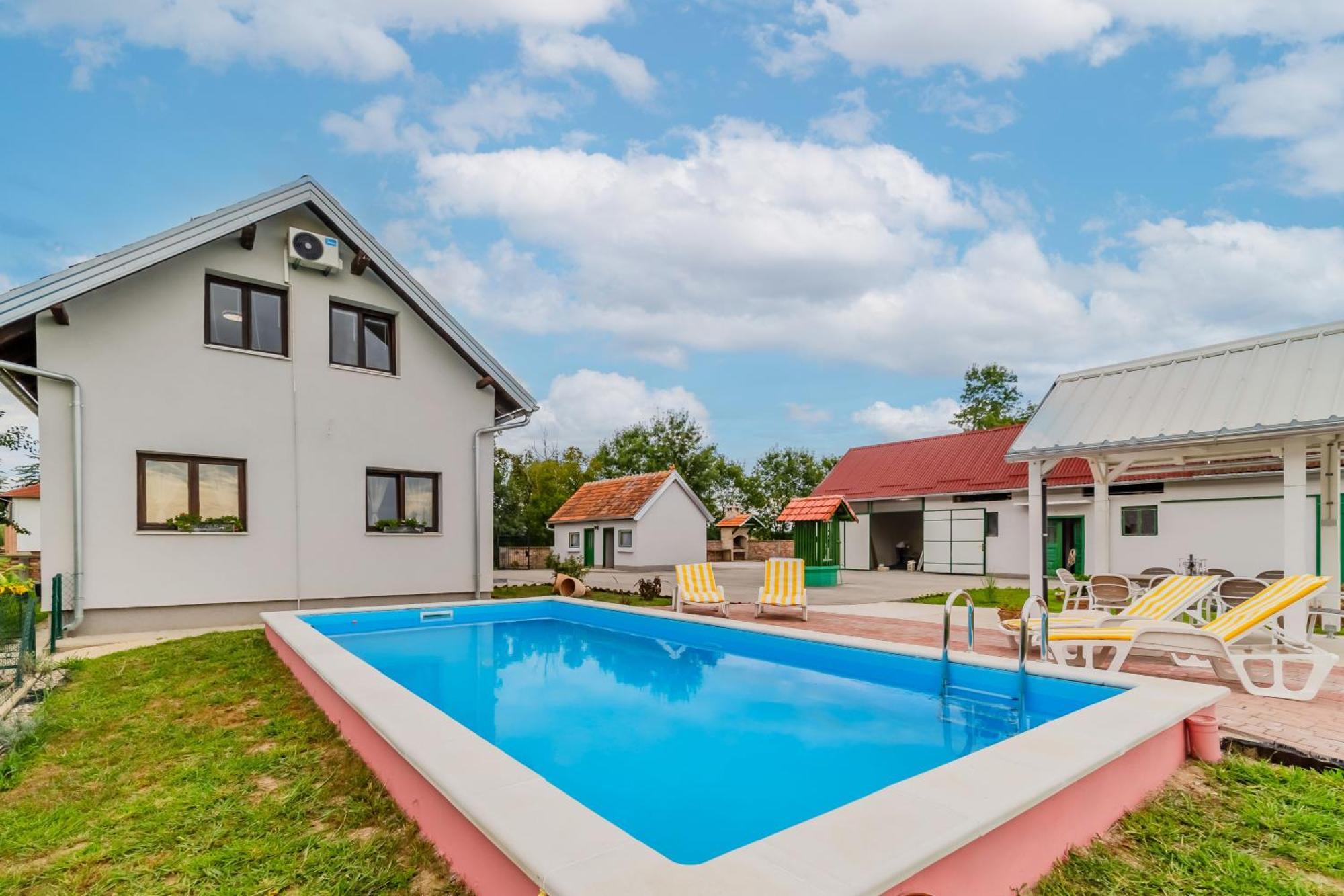 Oasis Estate With Private Pool And Backyard Near Zagreb