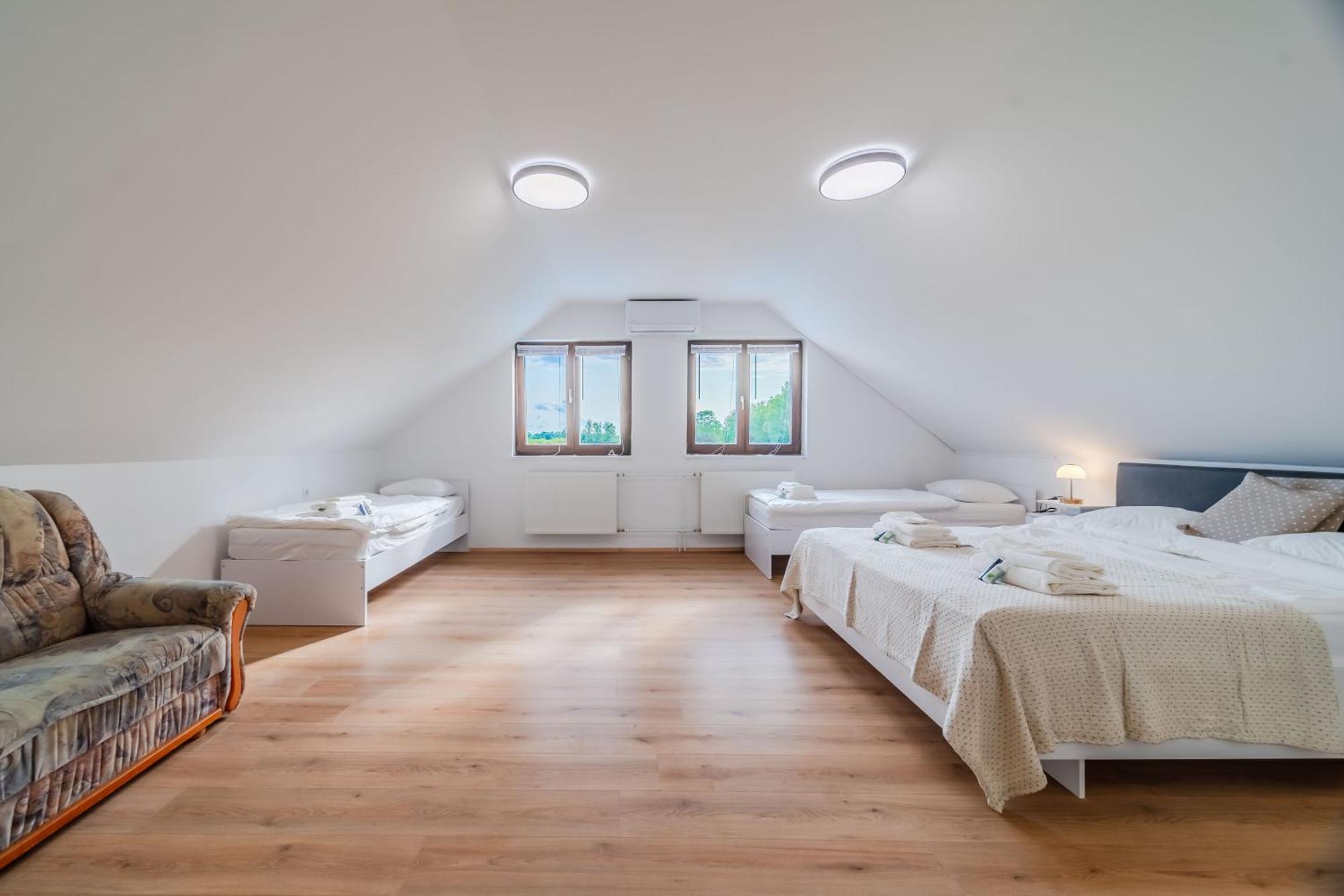 Oasis Estate With Private Pool And Backyard Near Zagreb *