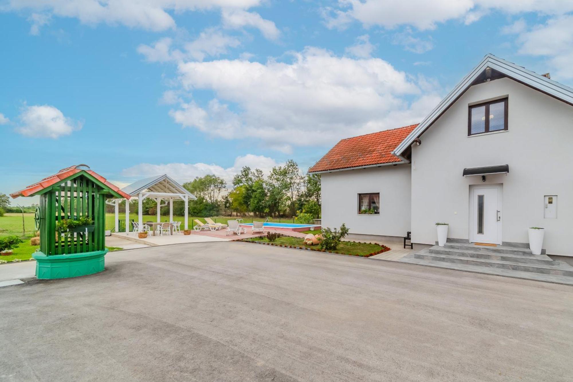 Oasis Estate With Private Pool And Backyard Near Zagreb Velika Gorica