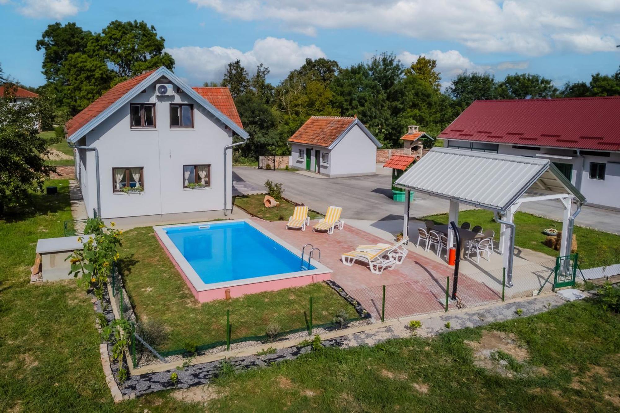 Oasis Estate With Private Pool And Backyard Near Zagreb * Velika Gorica