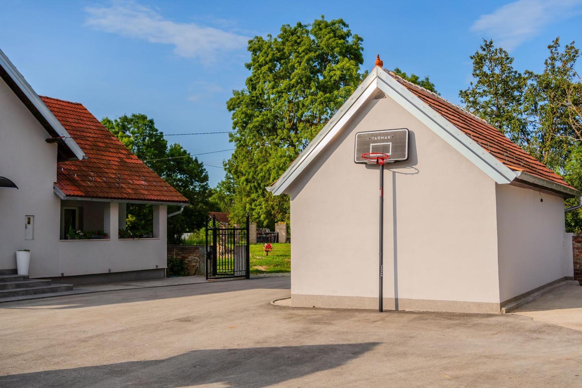 Oasis Estate With Private Pool And Backyard Near Zagreb * Velika Gorica