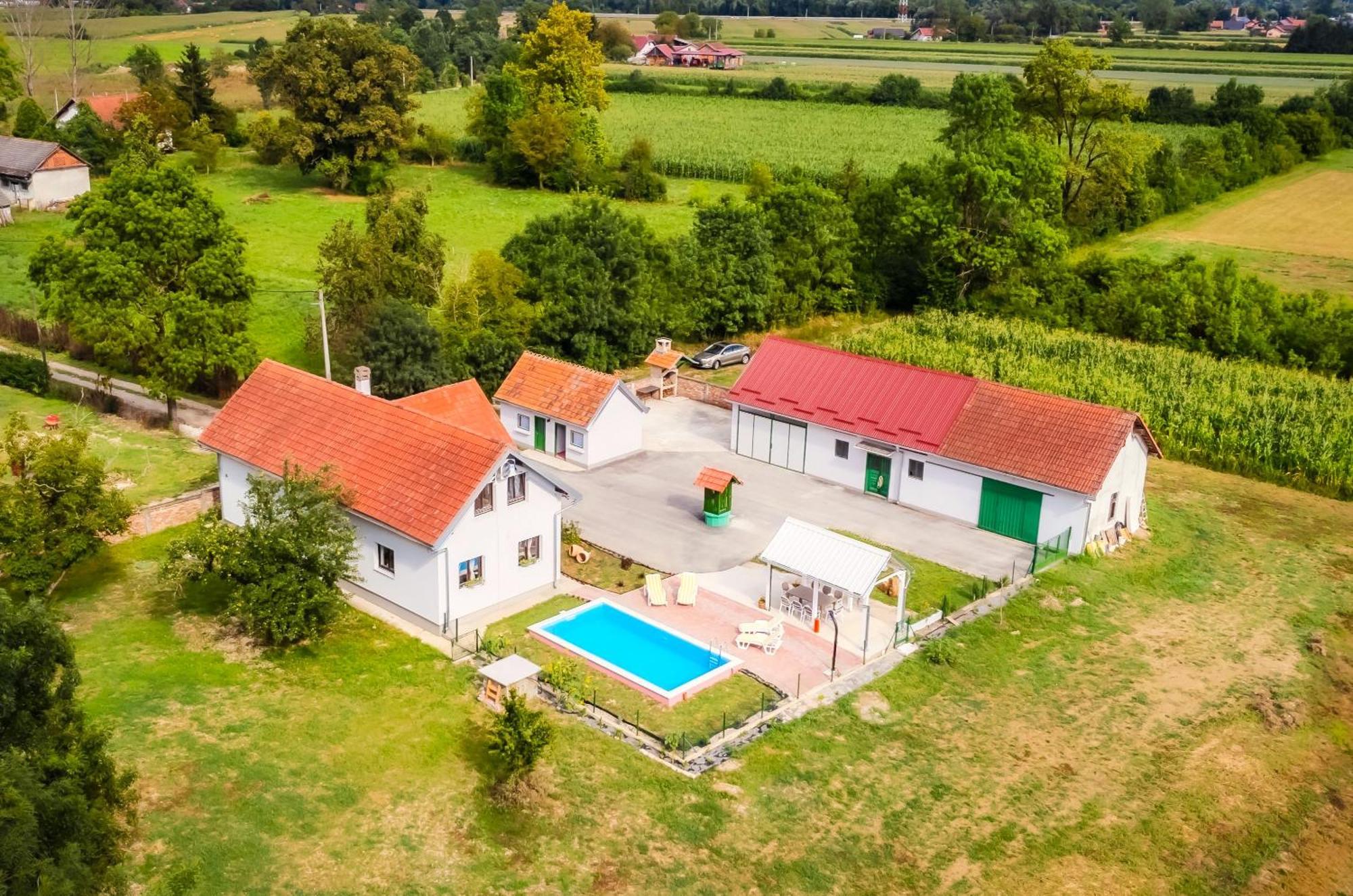 Oasis Estate With Private Pool And Backyard Near Zagreb Velika Gorica